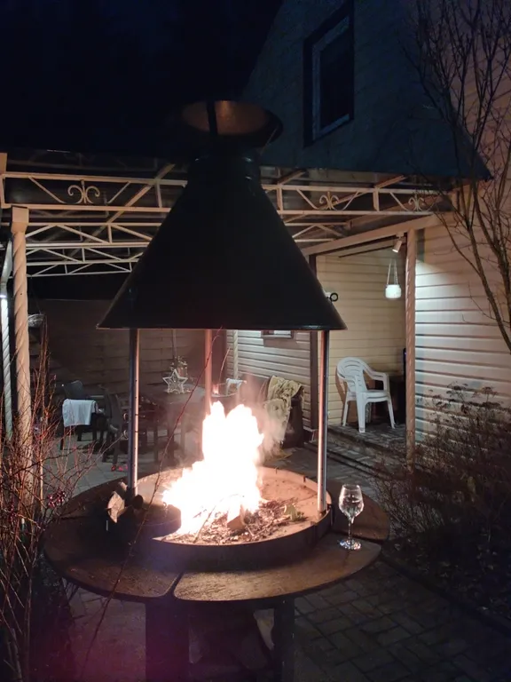 Уютный коттедж с дровяным камином, в окружении лесного массива