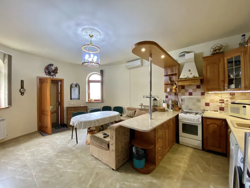 Дом в центре с видом на море