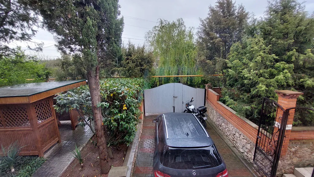 Коттедж Добротный кирпичный дом со своим двором в усадьбе Можжевеловый дворик — Айвовое