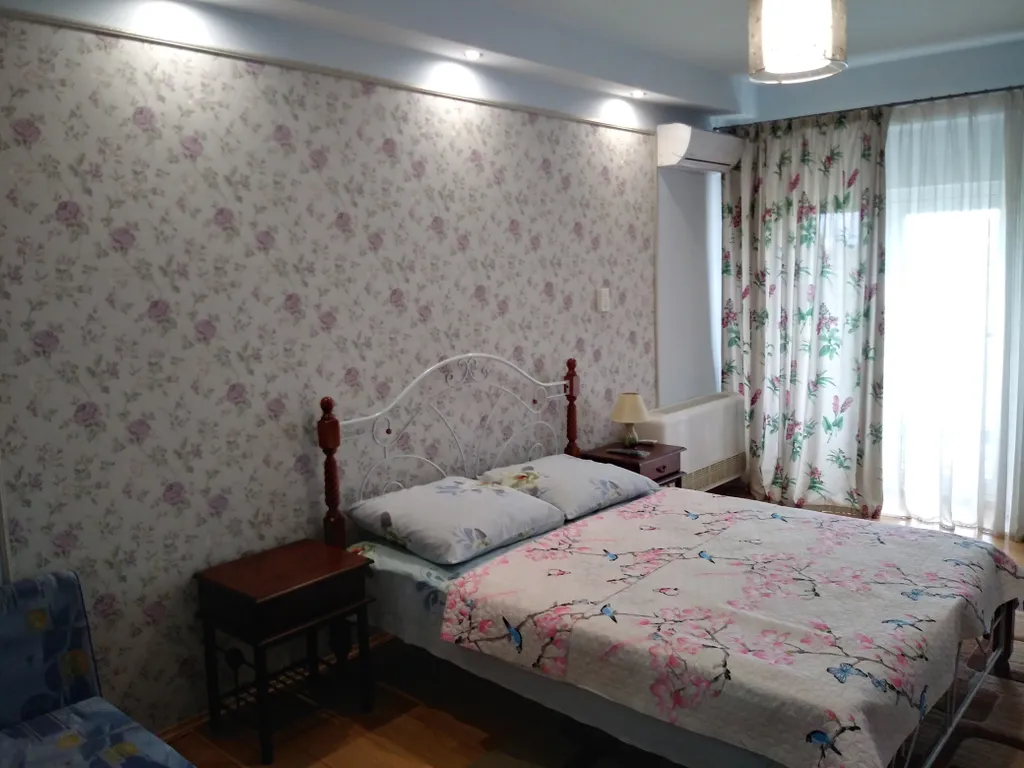 Эллинг на берегу моря