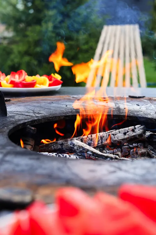 Черный дом на берегу водохранилища