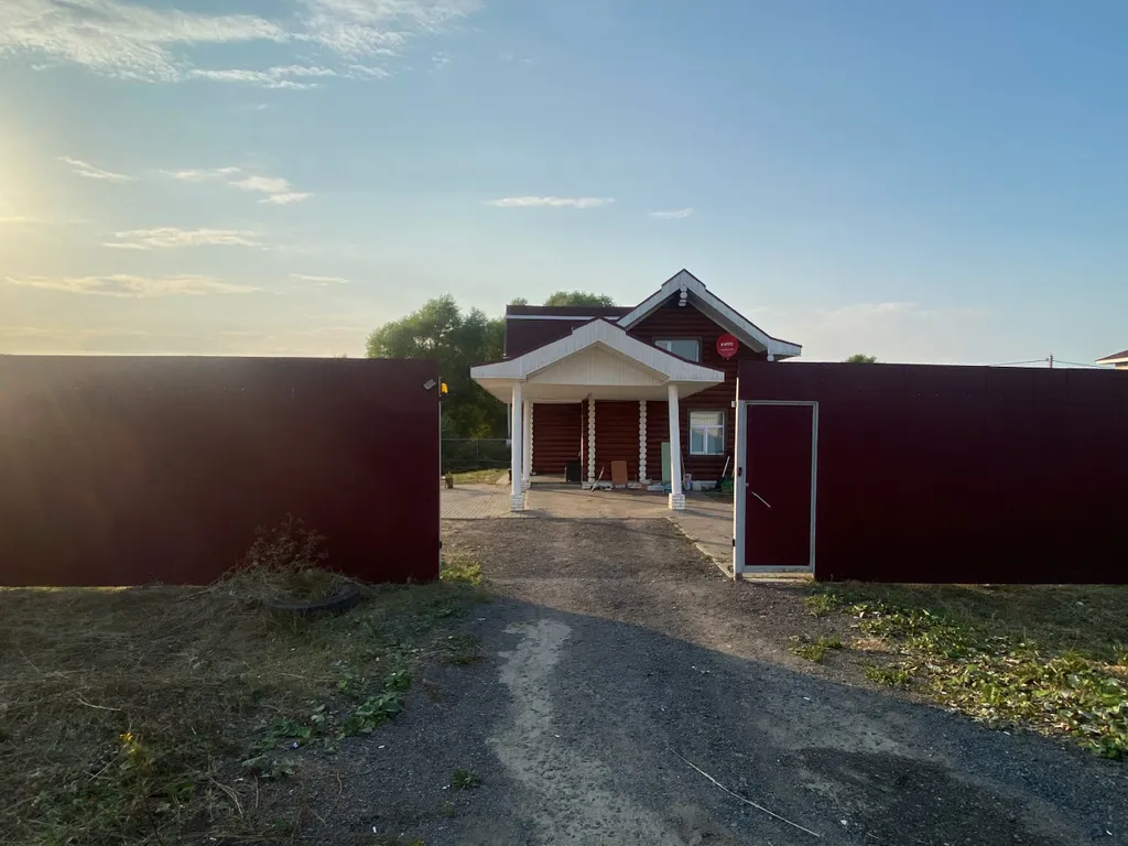 Дом с прудом