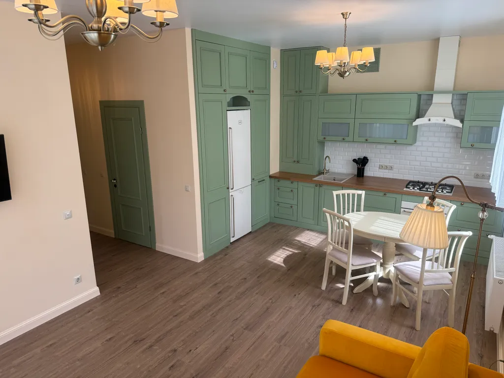 Солнечная квартира с мебелью из натурального дерева, рядом с морем