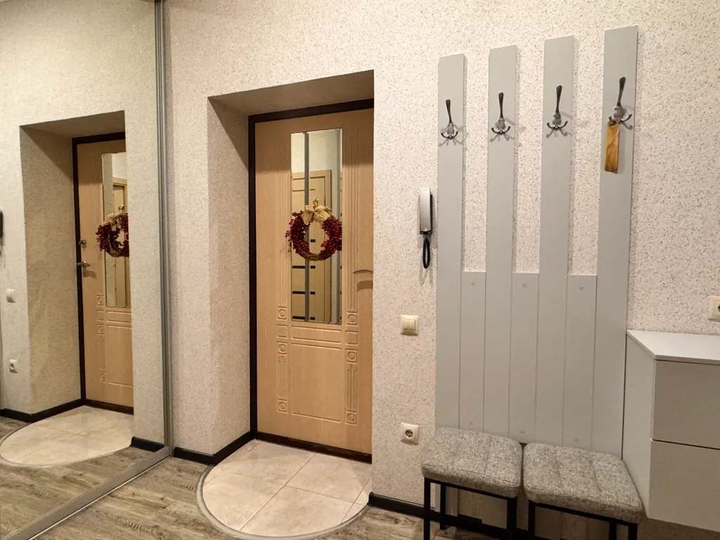 Закрытая территория парковка возле театральной площади и входа в парк