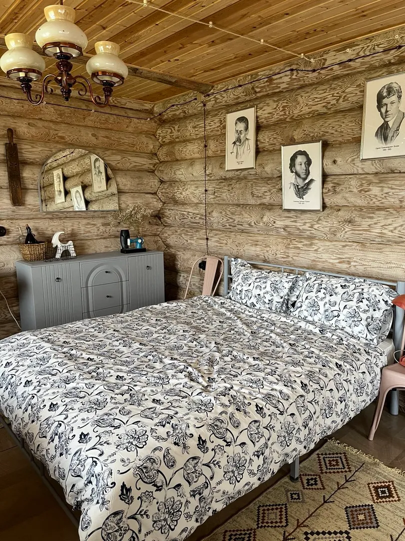 Спальня с серой кроватью, 1 этаж