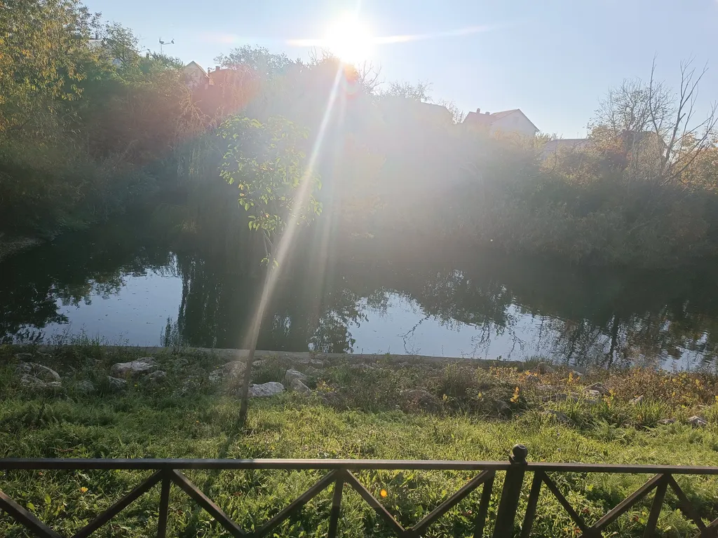 Уютная квартира с видом на горы и весенний пруд.