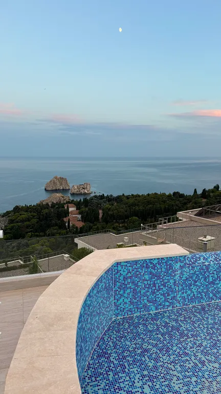 Стильные апартаменты с видом на море и скалы Адалары