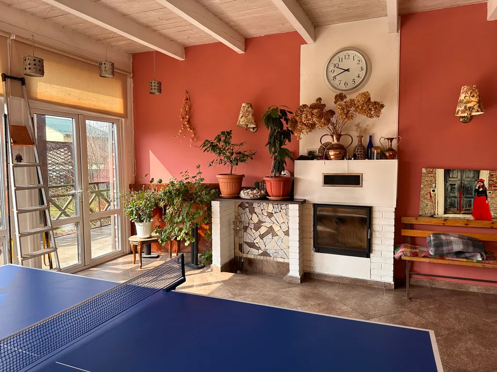 Просторный дом с живописным садом