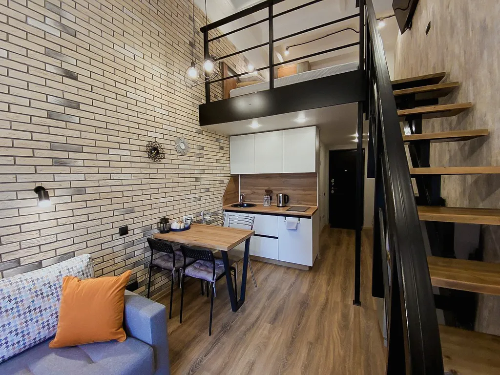 Двухуровневая студия с панорамными окнами