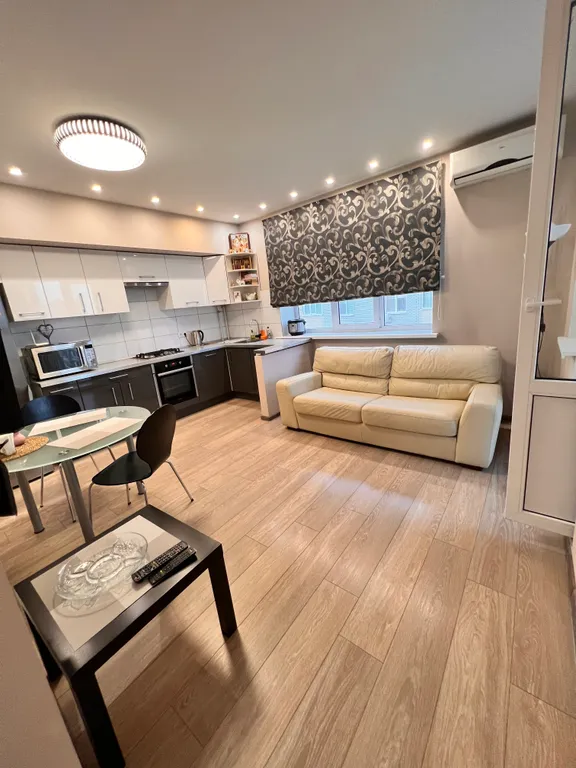 Просторная квартира комфорт-класса с панорамным видом — аренда посуточно в Таганрог