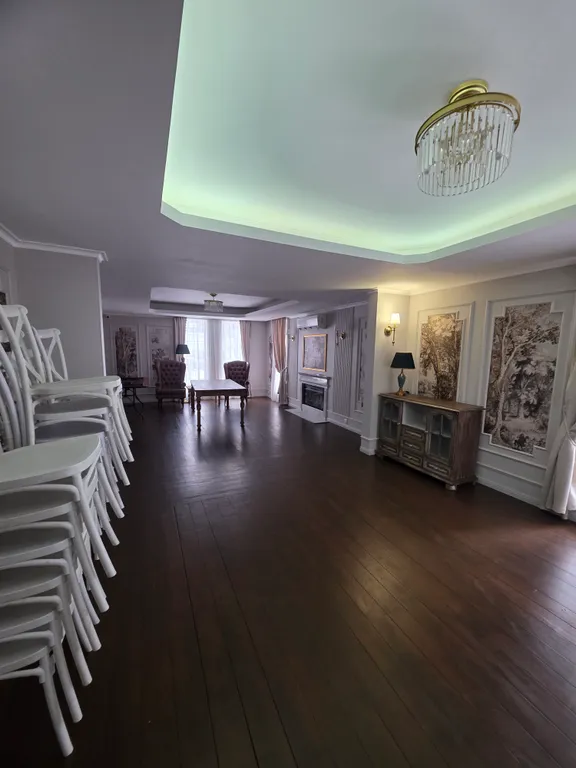 Загородный дом с бассейном и банкетным залом