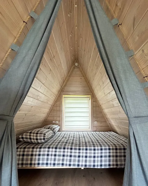 Стильный А-фрейм на берегу озера