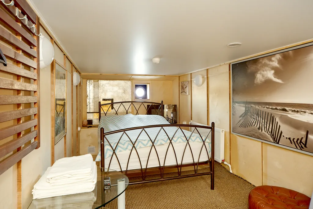 Дом на воде Nevo у берега Крестовского острова