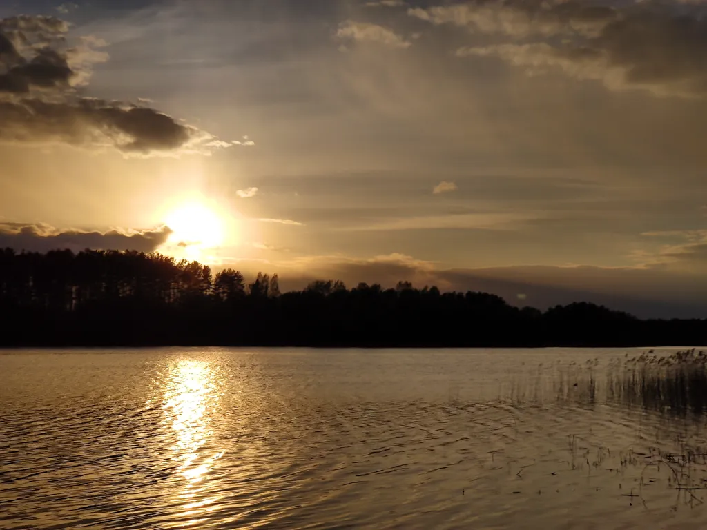 Дом в окружении леса, озёр и рек, около турбазы Алоль