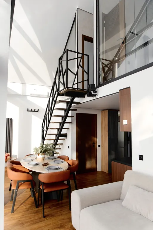 Современный дизайнерский дом с панорамным остеклением и видом на горы