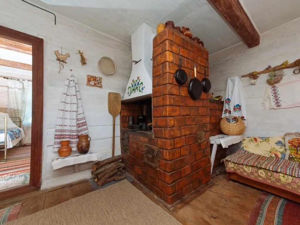 Домик-музей в Беловежской Пуще Беловежская светлица с печью и огнем