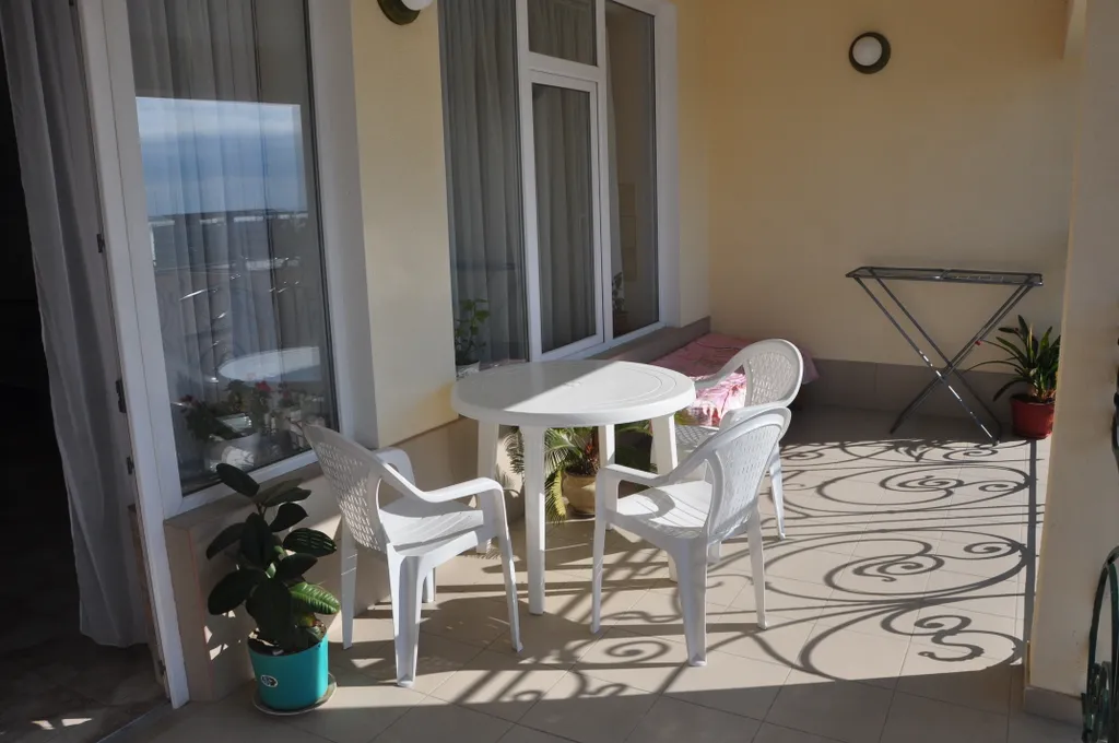 Просторная квартира в верандой и видом на море — аренда посуточно в Кореиз