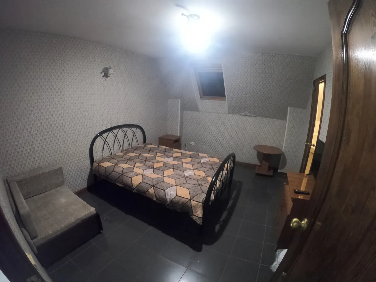 Спальня 2 с креслом кроватью и отдельным санузлом