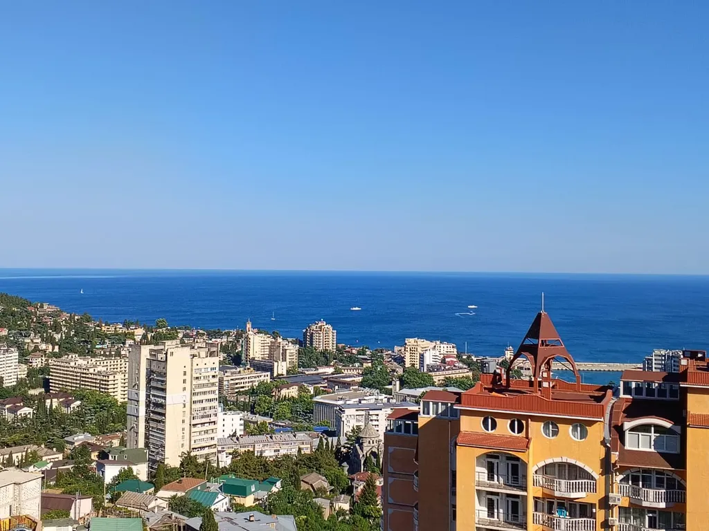 Квартира в спокойном районе, чистый воздух с видом на море и горы — аренда посуточно в Ялта