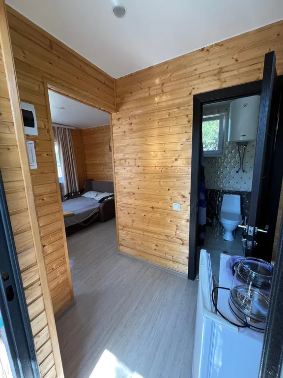 Домик у реки Дах с видом на горы