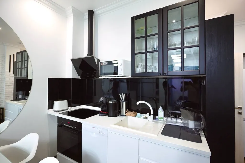 Просторная студия с выделенной спальней в центре