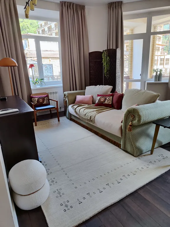 Трёхкомнатная квартира с элементами колониального стиля у подъемника