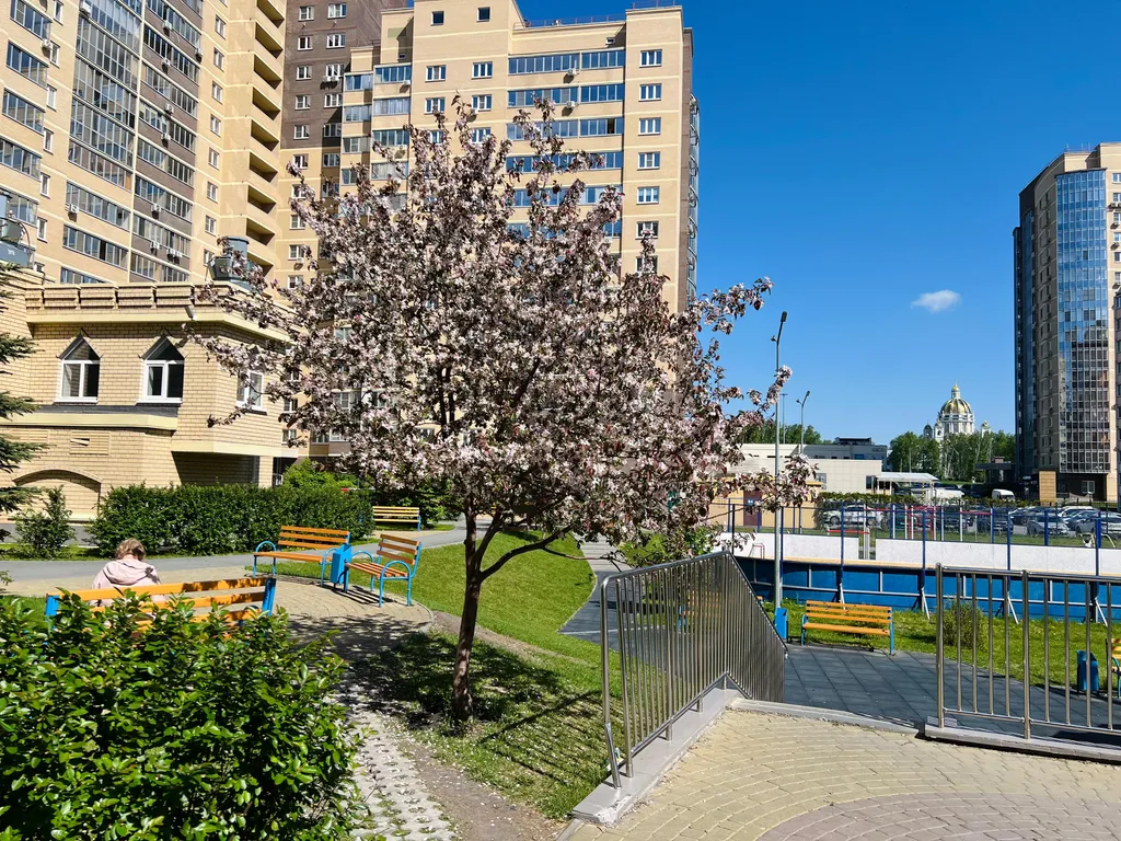 Студия + спальня с джакузи и панорамным балкон около ЛА Трактор