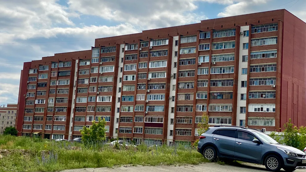 Ваш оазис спокойствия с видом на реку и горы в центре городской жизни