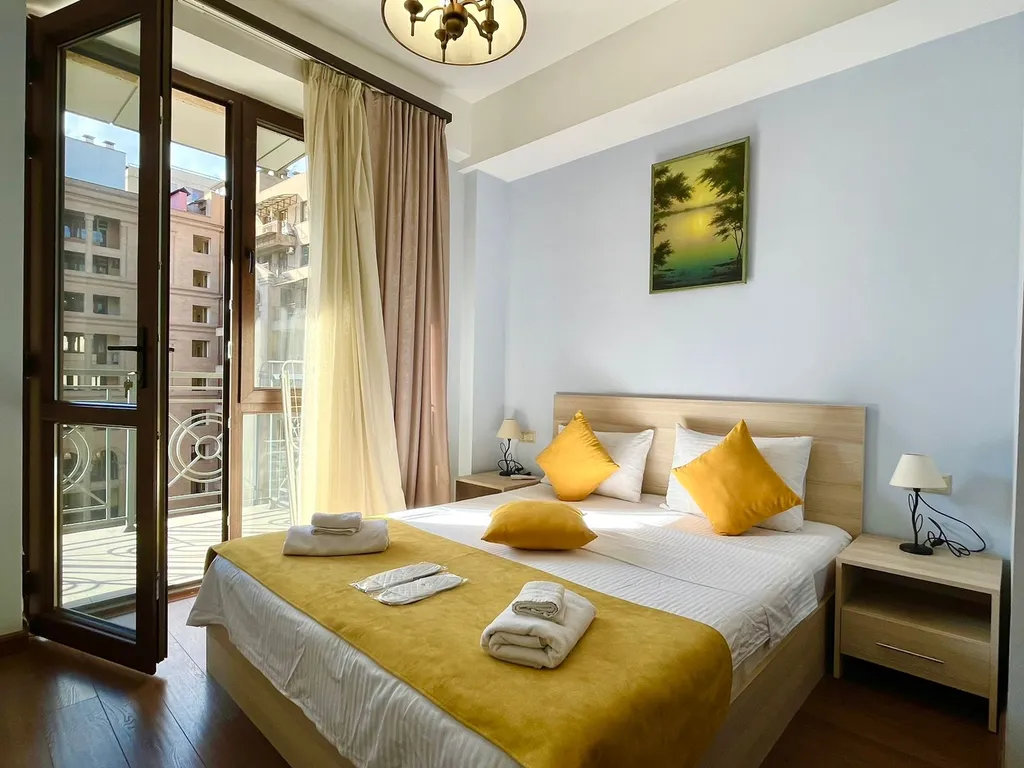 Уютная квартира с балконом в центре города — аренда посуточно в Ереван