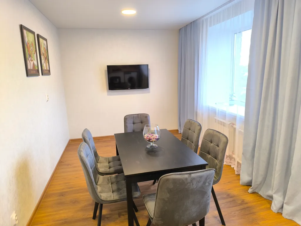 Светлая квартира с просторной кухней недалеко от центра