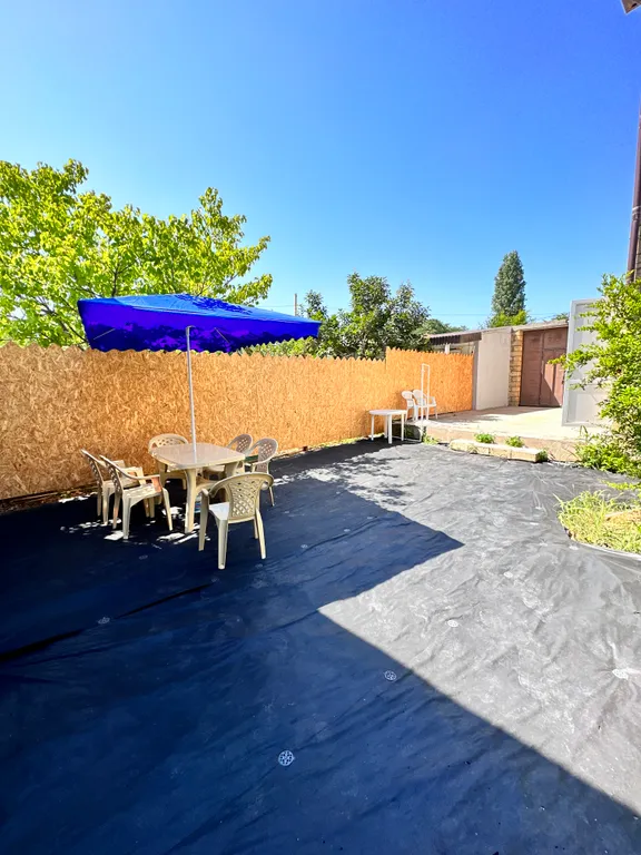 Сдается новый дом у берега моря.