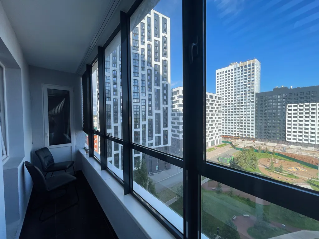 Просторная уютная студия с панорамным остеклением в тихий двор