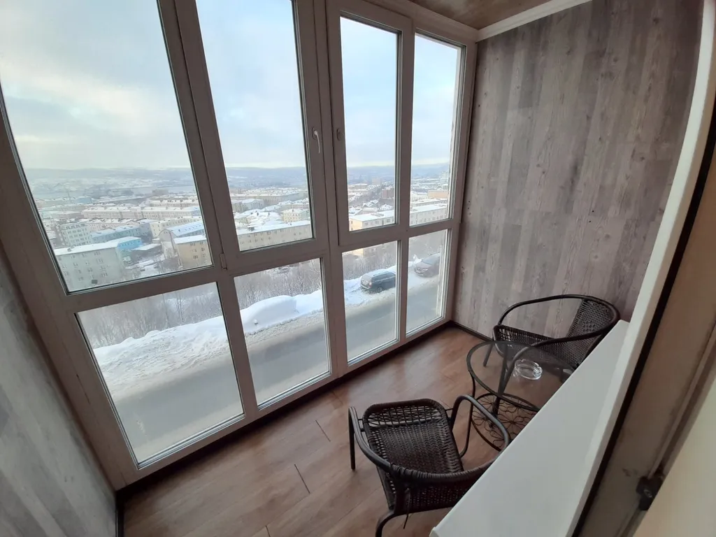 Квартира с балконом и видом на город и залив