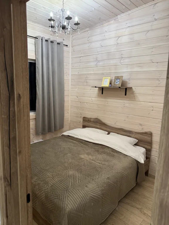 Уютный дом с чаном на опушке леса