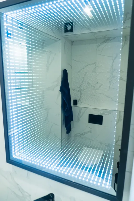 Стильная студия с ванной у панорамного окна и видом на горы