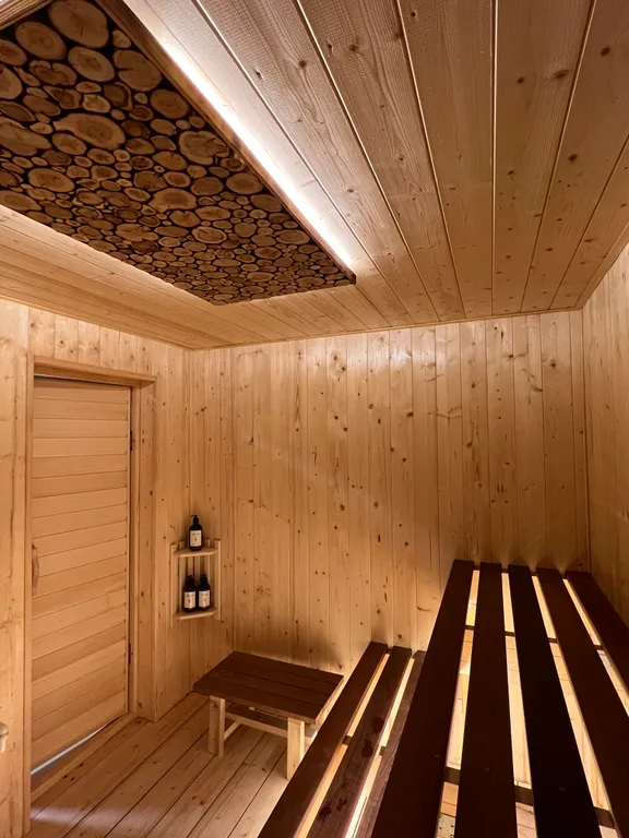 Уютный дом у реки недалеко от города с настоящим дровяным камином