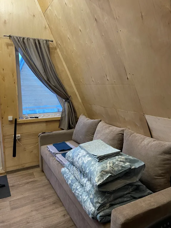 А-frame в окружении леса и гор