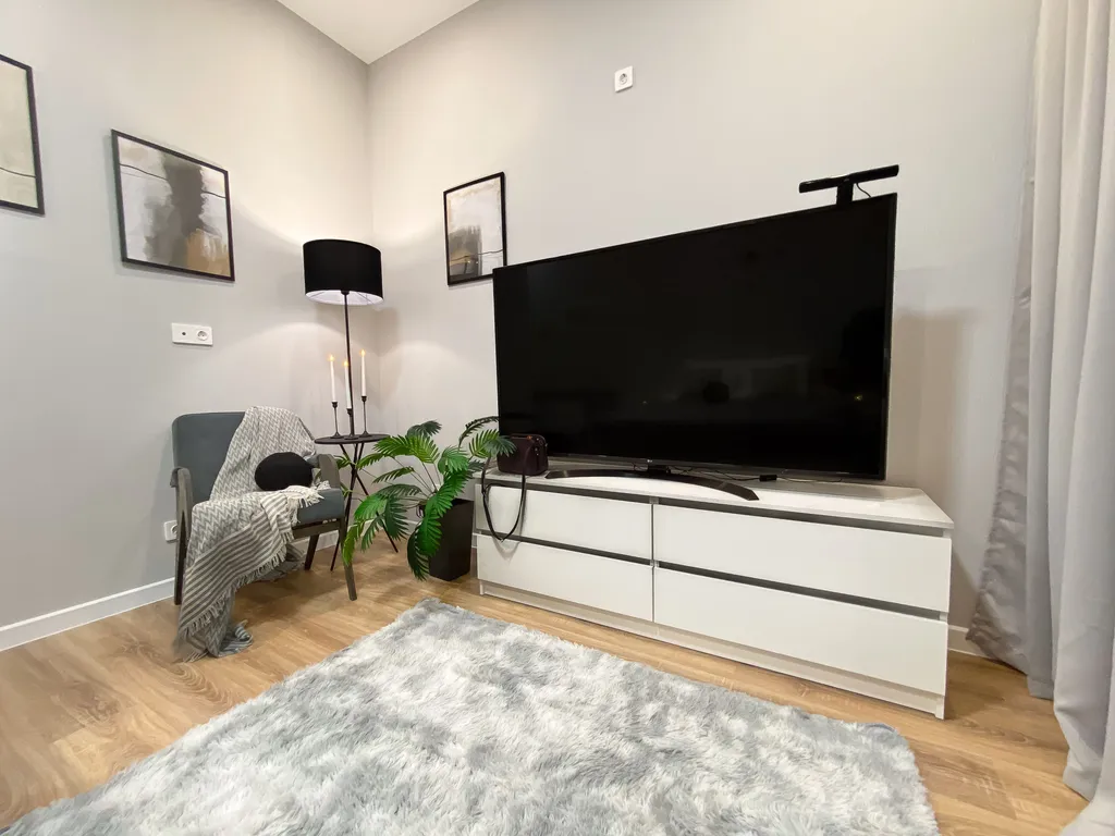 Квартира с большим ТВ у Суворовского училища