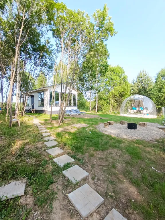 Дом с купольной беседкой на природе