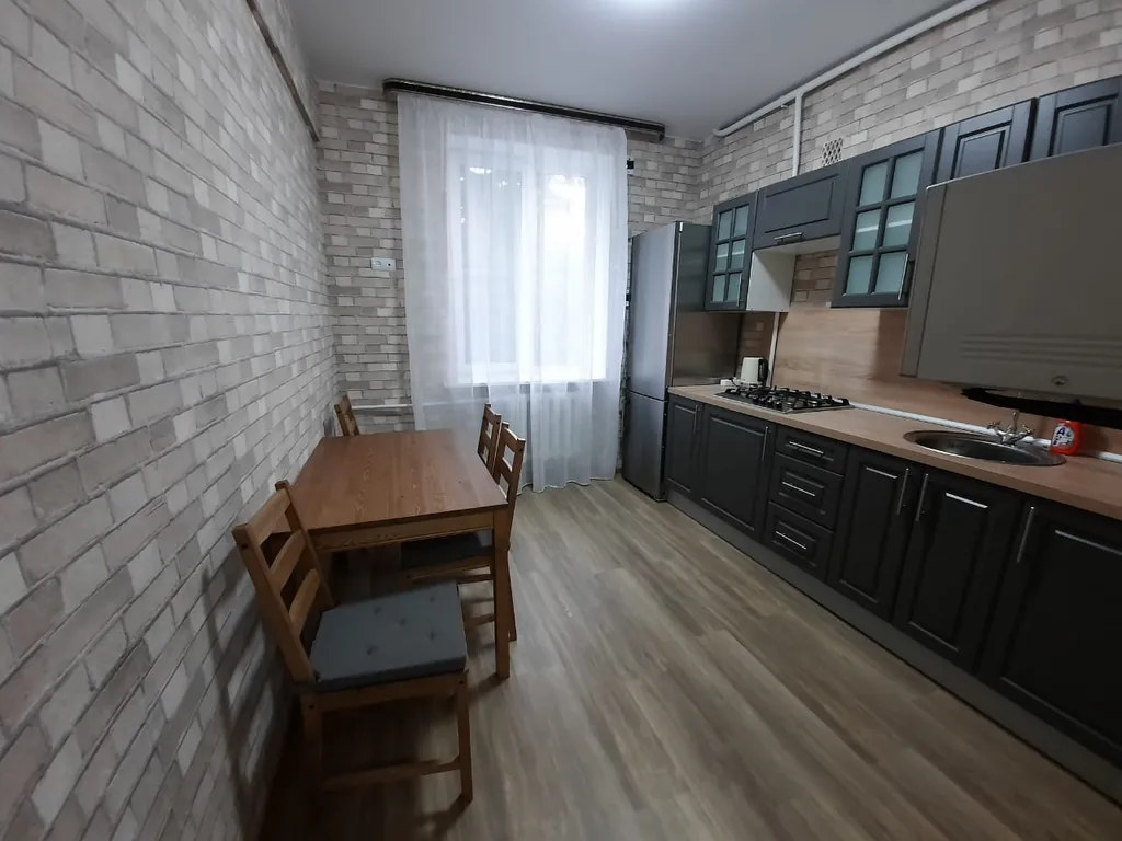 Большая однокомнатная квартира в центре города — аренда посуточно в Новомосковск