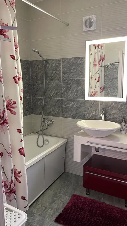 Дом в центре с бассейном и своя территория без посторонних