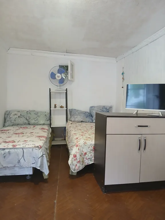 Маленькая комната со спальными местами в частном доме на даче