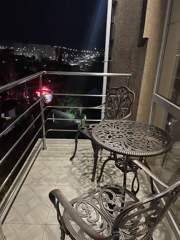 Четырёхместный номер люкс с балконом С видом на город и горы