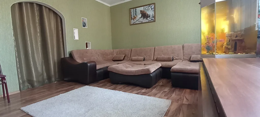 Дом с навесом и парковкой