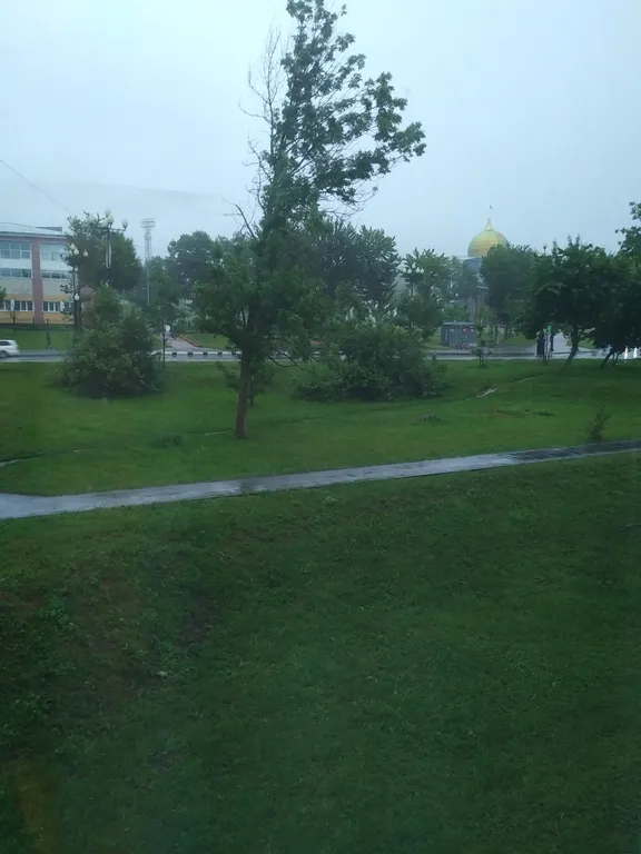 Гора через дорогу