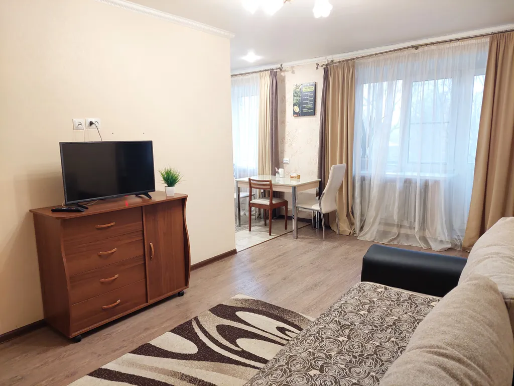 Двушка с планировкой трёшки. Микрорайон