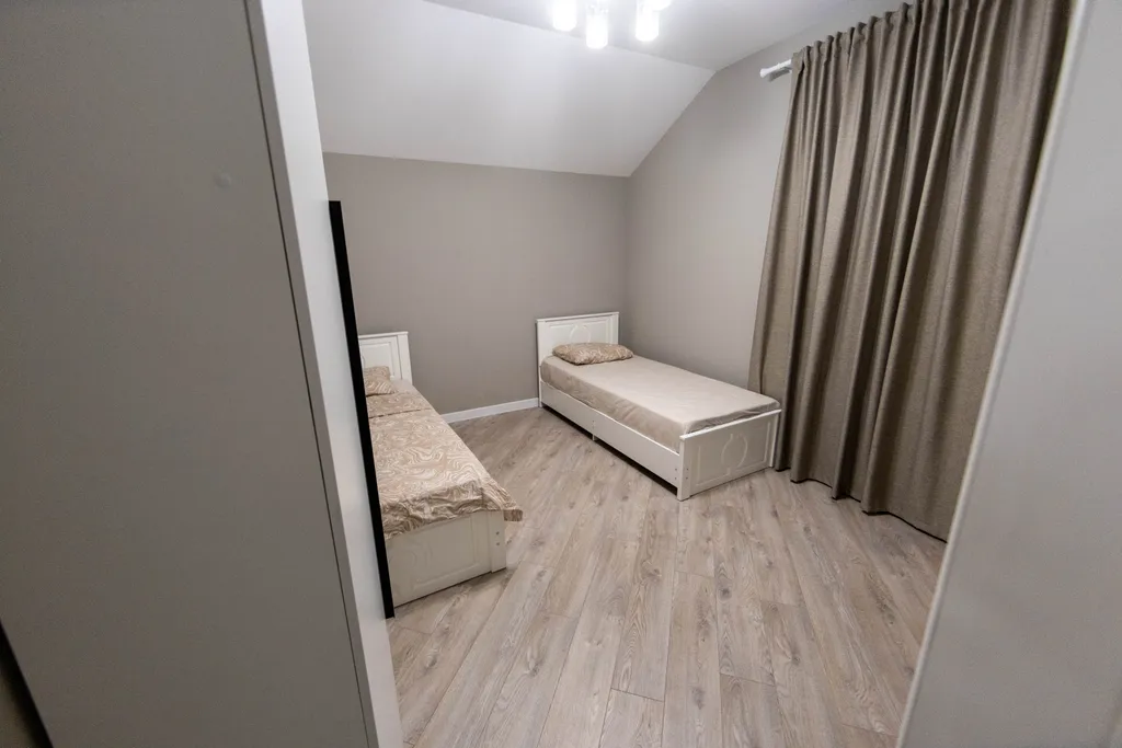 Просторный двухэтажный коттедж на берегу городского пляжа