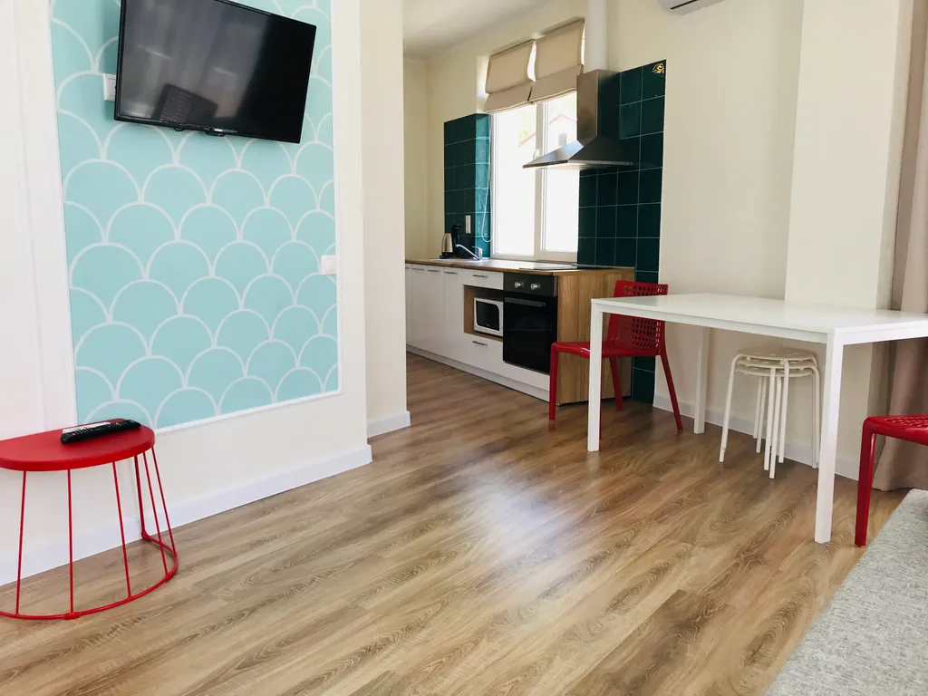 Семейные апартаменты с балконом №02 на 5 человек