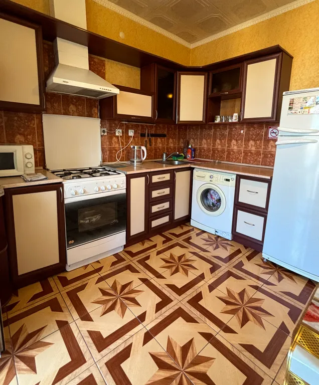 Рядом автовокзал, Мега Гринн