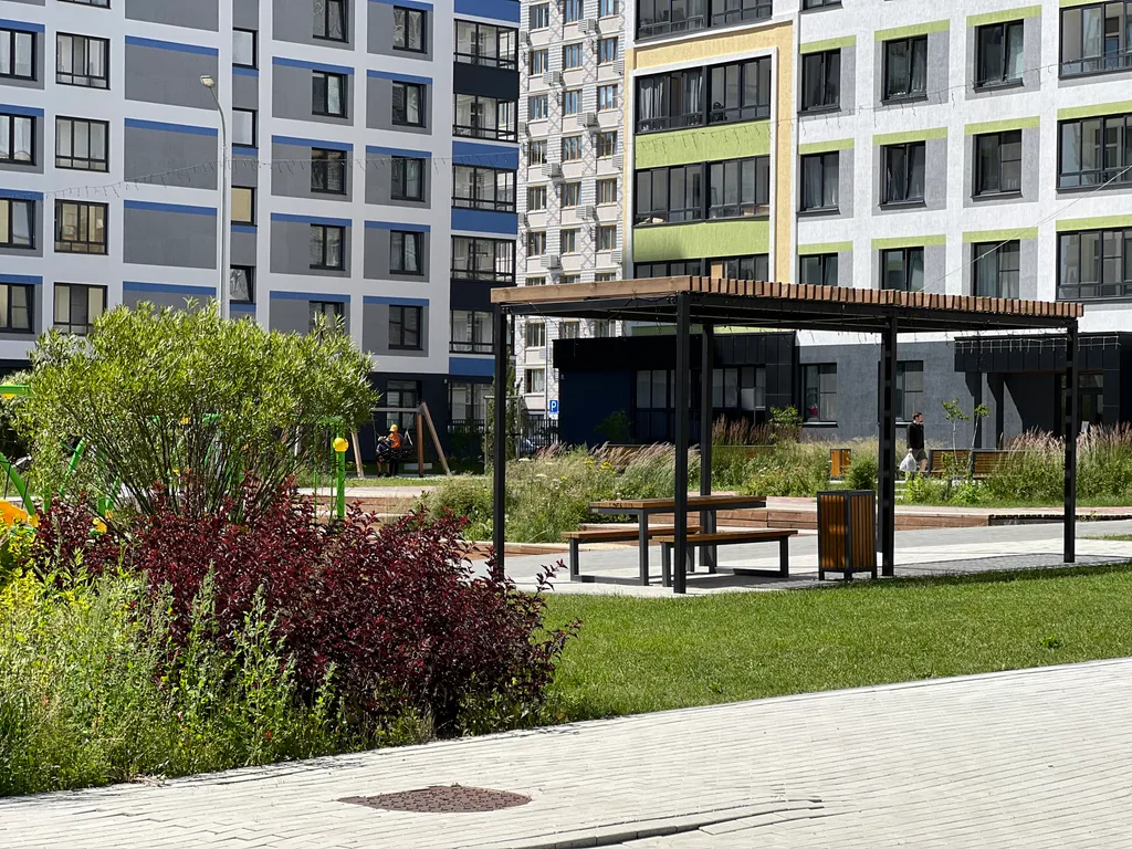 Просторная студия с лоджией и видом на город